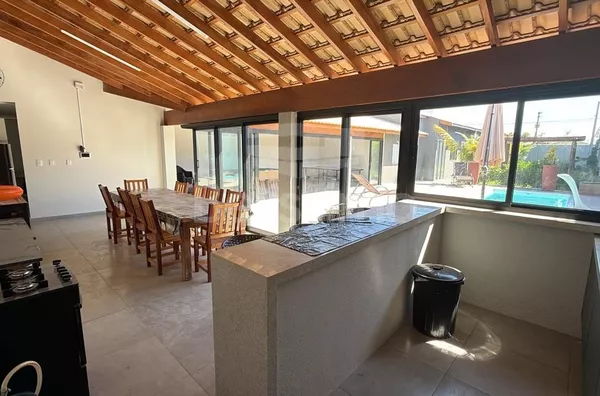 Belíssima casa no bairro Mais Parque, Casa contendo: 03 Quartos, sendo uma suíte, 02 banheiros, cozinha, sala de TV, jardim, área gourmet, lavabo, lavanderia coberta e garagem coberta.