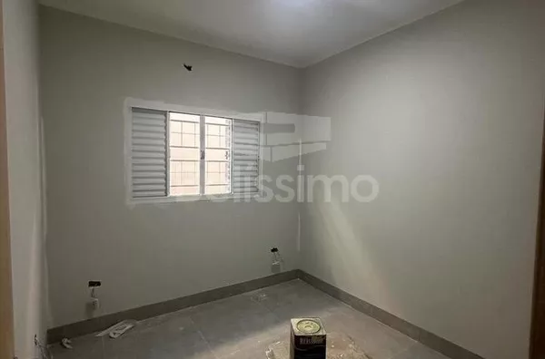 Casa com excelente localização 10 minutos do centro. Casa com 02 (dois) quartos, sendo 01 (um) suíte, 02 (dois) banheiros, 01 (uma) sala de estar, 01 (uma) cozinha, 01 (uma) lavanderia e garagem para 2 carro.