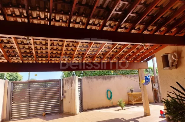 Casa com excelente localização 5 minutos do centro. Casa com 03(Três) quartos, sendo 1 suíte com closet, 01(um) jardim de inverno, 01(uma) sala de TV, 01(uma) sala de jantar, 01(uma) cozinha, 02(dois) banheiros, 01(uma) área de serviço coberta, 01(uma) de