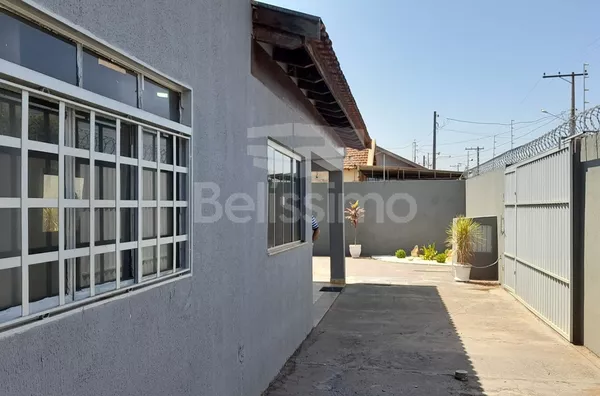 Casa com excelente localização 10 minutos do centro. Casa com 03(três) quartos, sendo 1 suíte, 01(uma) sala de TV ampla, 01 (uma) cozinha, 02 (dois) banheiros, 01 (uma) área de serviço coberta e com garagem para 3 carros.   Área Construída:370m²  Área Tot