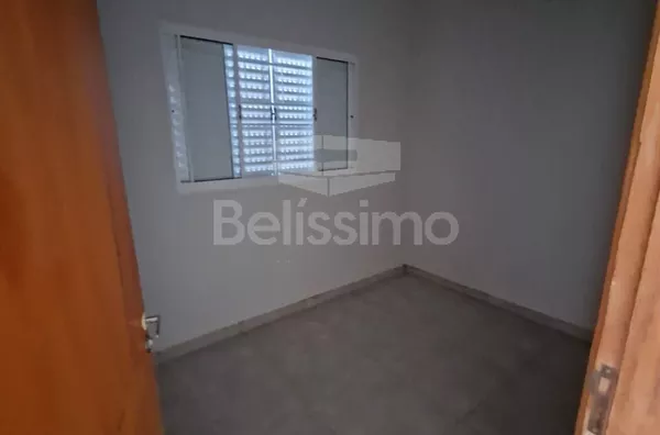 Casa localizada no bairro Nova Europa. Com 2 quartos,  01(uma) sala de TV, 01 (uma) cozinha, (01) banheiro, 01 (uma) área de serviço coberta e garagem para 1 carro.