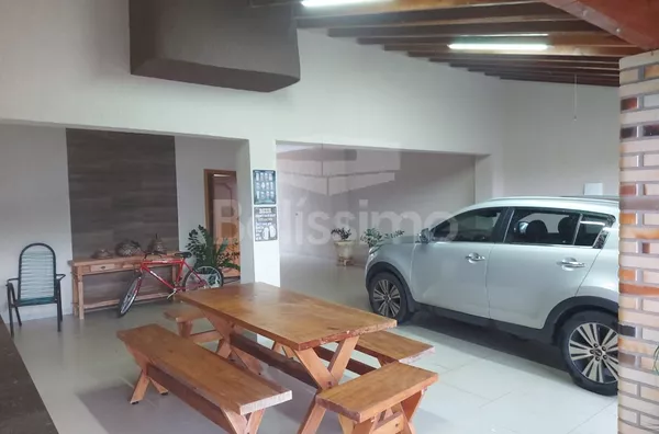 Sobrado a venda , conta com 4 (quatro) dormitório, + 01 (uma) suíte, 03(três) banheiros, cozinha planejada, sala, área gourmet  com churrasqueira de tijolinho a vista e garagem para 2 carros.