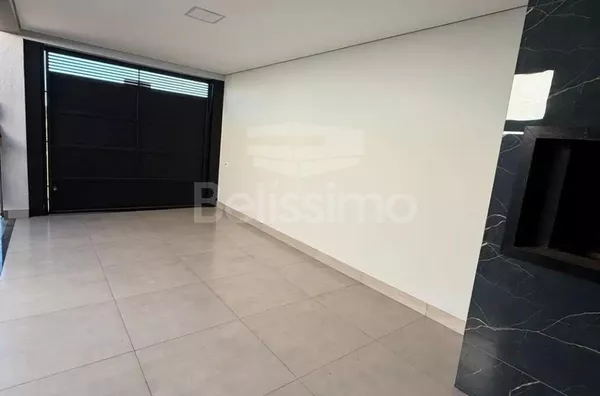 Linda casa no bairro Nova Três Lagoas, casa bem localizada. Casa contendo, 2 (Dois) Quartos, sendo 1 (Uma) suíte, 2 (Dois) Banheiros, Sala de TV, Cozinha, Lavanderia e garagem