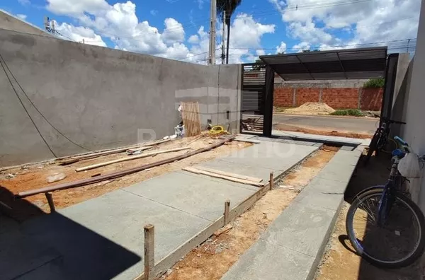 Casa com excelente localização 10 minutos do centro. Casa com 02(dois) quartos, sendo 1 suíte, 01(uma) sala de TV,  01(uma) cozinha, 02(dois) banheiros, 01(uma) área de serviço coberta e com garagem para 2 carros.   Área Construída: m²  Área Total: m²