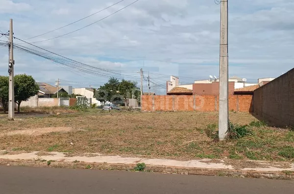 Terreno com excelente localização no Bairro Jd dos Ipês , 10 minutos do centro, medindo 15x30, totalizando 450m².