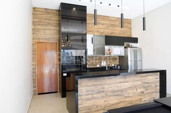 Linda Casa no condomínio Costa Leste . Casa com 03(três)  quartos, sendo 1 suíte com closet e ventilador de teto nos  outros 2 quartos,  Móveis Planejados em todos os quartos,  01(um) banheiro social  com planejados,  Todos Lavatórios c/ pedra esculpida e