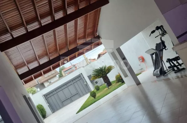 Linda Casa em Três Lagoas. Hall de entrada, asa de 3(rês) quartos, sendo uma com closet, Banheiro social, 01(uma) sala de esta, 01(uma) sala de jantar, 01 (uma) cozinha com armários planejados, 02(dois)depósitos, 01 (uma) Lavanderia coberta, Área Gourmet,