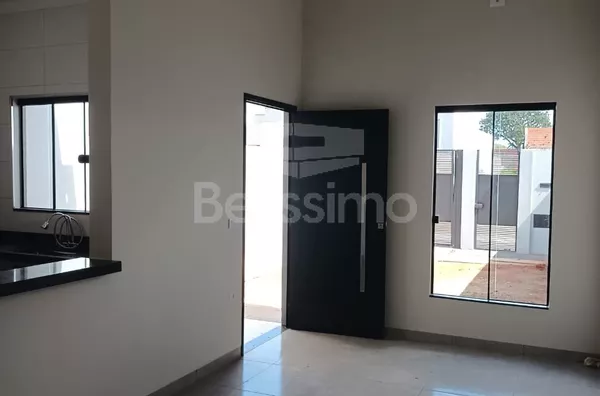 Casa com 03 (três) quartos, sendo 01 (uma) suíte com closet, 01 (uma) sala de estar, 01 (uma) cozinha, 01 (um) banheiro social, 01 (um) hall, 01 (uma) lavanderia e com garagem para 2 carro.