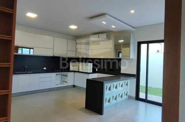 Casa com excelente localização no Condomínio Portal das Águas. Casa com 03(Três) quartos, sendo todos com suíte, 01(uma) sala com pé direito alto,  01(uma) cozinha com armários planejados, 1(uma) área gourmet, 04(quatro) banheiros, 01(uma) área de serviço