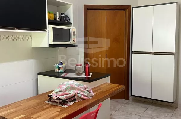Casa com excelente localizada no Bairro Santa Luzia. Casa de 3 quartos, sendo 1 suíte, 01(uma) sala de TV, 01 (uma) cozinha, 01 (uma) área de serviço coberta, 02 (dois) banheiros com box e garagem para 2 carros.