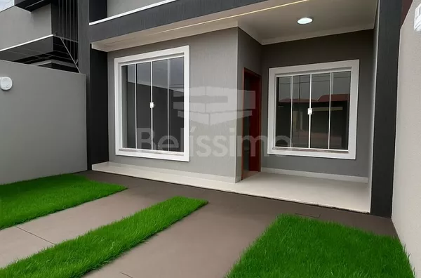 Casa com excelente localização no Mais Parque. Casa Contendo: 03 (Três) Quartos, sendo 01 (Uma) Suíte, 01 (Uma) Sala com pé direito amplo, 01 (Uma) Cozinha, 02 (Dois) Banheiros, 01 (Uma) Área de serviço coberta, Garagem para 02 carros