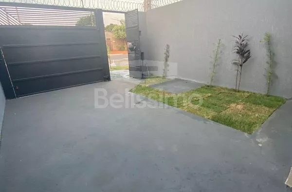 Linda casa no bairro Jardim das Acácias. Casa contendo, 2 (Dois) Quartos, sendo 1 (Uma) suíte, 2 (Dois) Banheiros com box e planejados, Sala de TV, Cozinha com cooktop e planejado, Lavanderia coberta e garagem para dois carros, concertina, cerca elétrica,