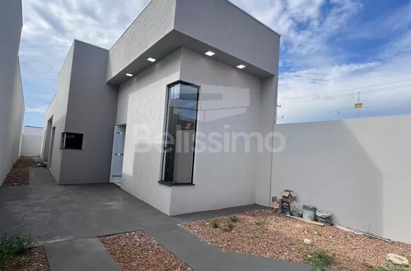 Casa com excelente localização 10 minutos do centro. Casa com 03 (três) quartos, sendo 01 (um) suíte, 02 (dois) banheiros, 01 (uma) sala de estar, 01 (uma) cozinha, 01 (uma) lavanderia e com garagem para 2 carro. 