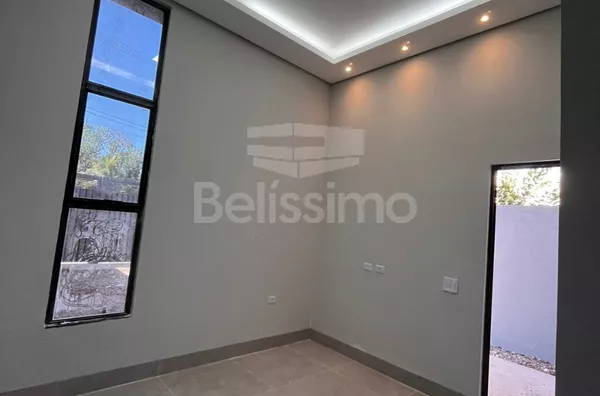 Casa com excelente localização 10 minutos do centro. Casa com 02 (dois) quartos, sendo 01 (um) suíte, 02 (dois) banheiros, 01 (uma) sala de estar, 01 (uma) cozinha, 01 (uma) lavanderia e garagem para 1 carro. 