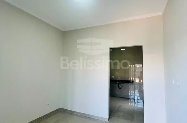  Casa com excelente localização 10 minutos do centro. Casa com 02 (dois) quartos, sendo 01 (um) suíte, 02 (dois) banheiros, 01 (uma) sala de estar, 01 (uma) cozinha, 01 (uma) lavanderia e com garagem