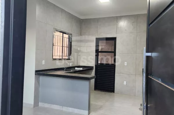 Linda casa no bairro Quinta da Lagoa, casa bem localizada. Casa contendo, 2 (Dois) Quartos, sendo 1 (Uma) suíte, 2 (Dois) Banheiros, Sala de TV, Cozinha, Lavanderia coberta e garagem para 01 carro.