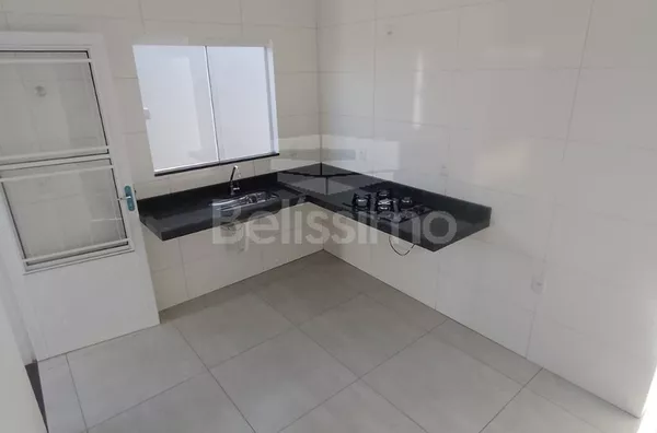 Casa com excelente localização no Bela Vista da Lagoa. Casa Contendo: 03 (Três) Quartos, sendo 01 (Uma) Suíte, 01 (Uma) Sala com pé direito amplo, 01 (Uma) Cozinha, 3 (três) Banheiros, 01 (Uma) Área de serviço coberta, Garagem para 02 carros
