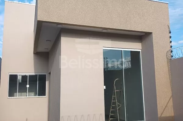 Casa com excelente localização 10 minutos do centro. Casa com 02 (dois) quartos, sendo 01 (um) suíte, 02 (dois) banheiros, 01 (uma) sala, 01 (uma) cozinha, 01 (uma) lavanderia e garagem para 2 carros. 