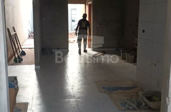 Casa com excelente localização 10 minutos do centro. Casa com 02 (dois) quartos, sendo os dois suíte, 02 (dois) banheiros e 1 (Um) Lavabo, 01 (uma) sala de estar, 01 (uma) cozinha, 01 (uma) lavanderia e com garagem para 2 carro. 