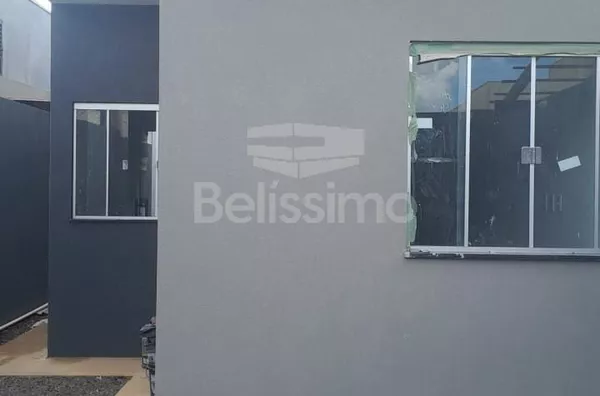 Casa com excelente localização 10 minutos do centro. Casa com 02 (dois) quartos, sendo 01 (um) suíte, 02 (dois) banheiros, 01 (uma) sala de estar, 01 (uma) cozinha, 01 (uma) lavanderia e com garagem para 2 carro. 