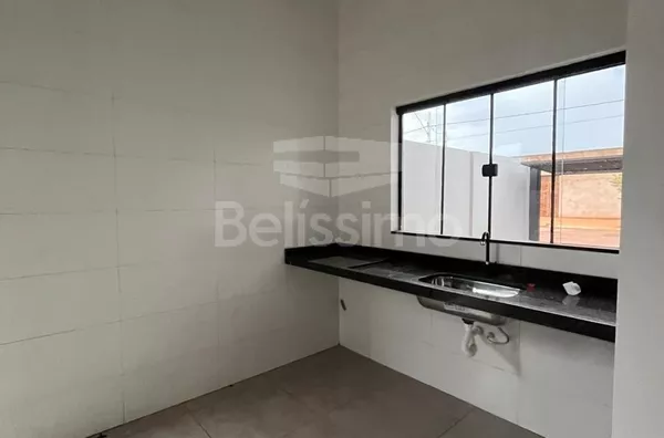 Casa com excelente localização 10 minutos do centro. Casa com 02 (dois) quartos, sendo 01 (um) suíte, 02 (dois) banheiros, 01 (uma) sala de estar, 01 (uma) cozinha, 01 (uma) lavanderia e garagem para 2 carro. 