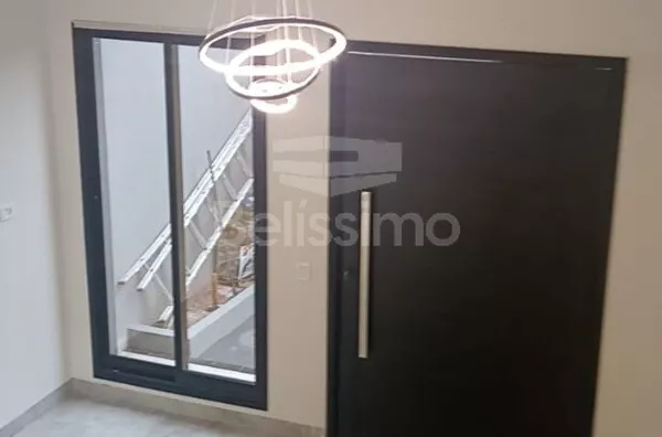 Belíssimo sobrado localizado em Três Lagoas M/S, no bairro Bela Vista da Lagoa, cinco minutos da lagoa maior! Com fino acabamento, contendo os seguintes cômodos: 4 (quatro) quartos, sendo todos suítes, 01(um) lavabo, 05(cinco) banheiros, 01 (uma) cozinha,