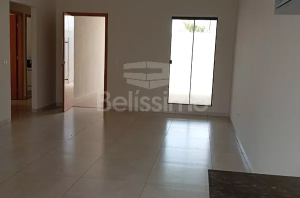 Linda casa á venda localizada no Bairro Santa Terezinha, Contendo 03(três) quartos, sendo uma suíte, 01(uma) sala de TV,  01(uma) cozinha com planejados, 02(dois) banheiros, 01(uma) área de serviço coberta e com garagem para 2 carros. 