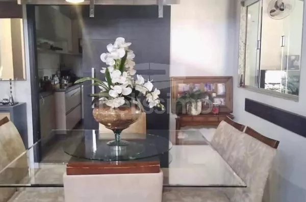 Casa com excelente localização 10 minutos do centro. Casa com 03(Três) quartos, sendo 1 suíte, 01(uma) sala de TV, 01(uma) sala de jantar, 01(uma) cozinha com planejados, 03(três) banheiros, dois com armários planejados, 01(uma) área de serviço coberta,  