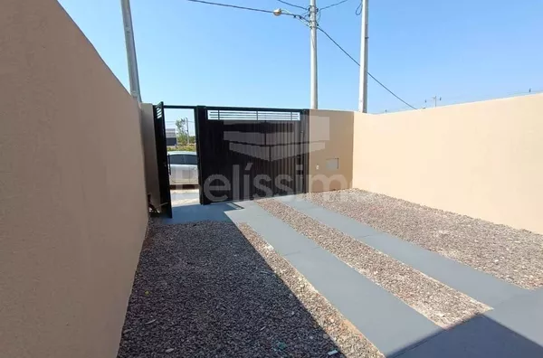 Casa com excelente localização. Casa de 2 quartos,  01(uma) sala de TV, 01 (uma) cozinha, (01) banheiro, 01 (uma) área de serviço coberta e garagem para 1 carro.