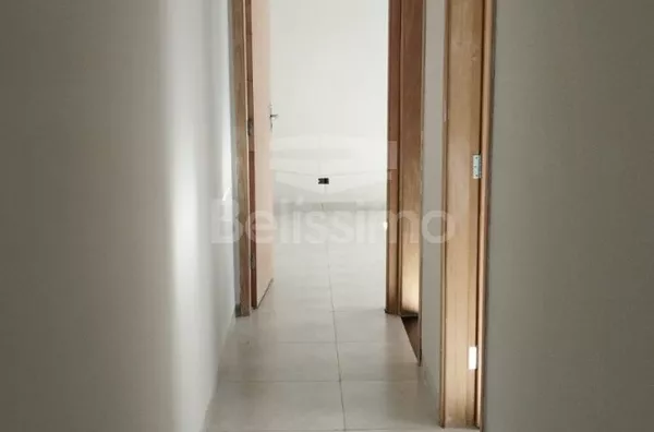 Casa com excelente localização. Casa com 02 (dois) quartos, 01 (um) banheiro, 01 (uma) sala de estar, 01 (uma) cozinha, 01 (uma) lavanderia e garagem para 2 carro.