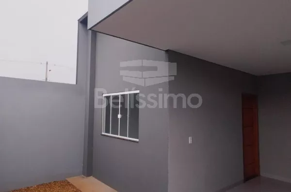 Linda casa no bairro Nova Três Lagoas, casa bem localizada. Casa contendo, 2 (Dois) Quartos, sendo 1 (Uma) suíte, 2 (Dois) Banheiros, Sala de TV, Cozinha, Lavanderia coberta e garagem para dois carros. 