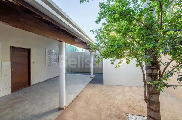 Casa com excelente localização 10 minutos do centro. Casa de 2 quartos,  01(uma) sala de TV, 01 (uma) cozinha, 01 (uma) área de serviço coberta e 01 (um) banheiros e com garagem coberta para 2 carros.  Construção: 140 m²  Terreno: 372m²