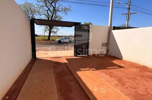 Casa com excelente localização no Loteamento OT. Casa de 2 quartos,  01(uma) sala de TV, 01 (uma) cozinha, (01) banheiro, 01 (uma) área de serviço coberta e garagem para 1 carro.