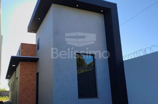 Casa com excelente localização no Vila Nova. Casa Contendo:  03 (Dois) Quartos, sendo 01 (Uma) Suíte, 01 (Uma) Sala com pé direito alto, 01 (Uma) Cozinha, 02 (Dois) Banheiros, 01 (Uma) Área de serviço coberta, Garagem para 3 carros.