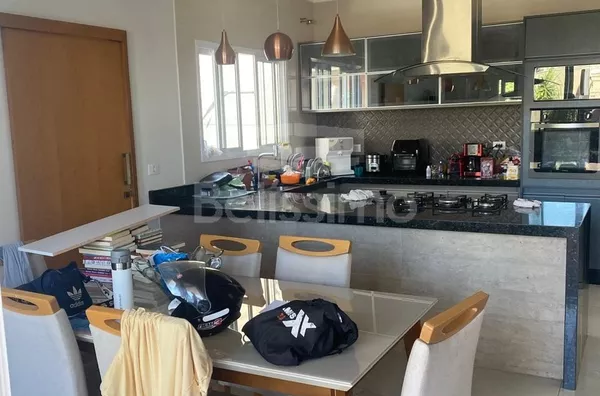 Casa bem localizada, no bairro Vila Nova. Casa contendo 03 (três) quartos, sendo 01 com closet, escritório, portão automático, cozinha, cerca elétrica, placa de energia solar, área gourmet e garagem para 2 carros.