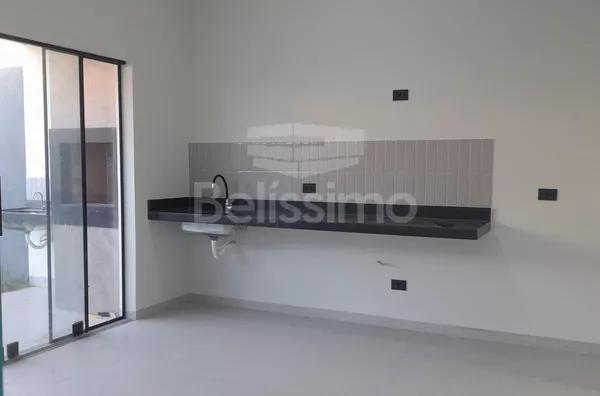 Casa com fino acabamento no Bairro Santos Dumond, excelente localização. Contendo 03(três) quartos, sendo uma suíte, 01(uma) sala, 01(uma) cozinha ampla, 02(dois) banheiros, lavanderia  e garagem coberta.
