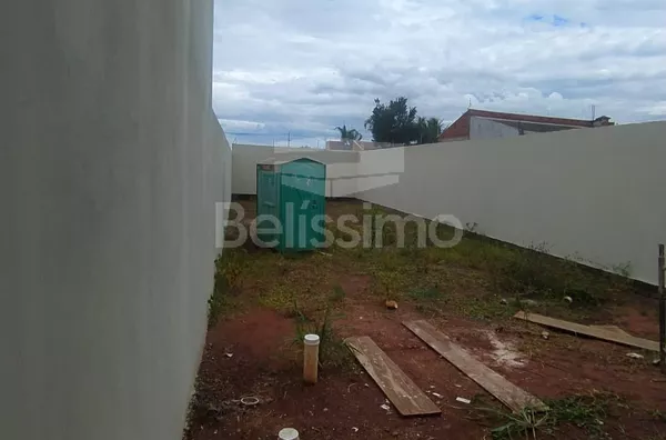 Casa com excelente localização 5 minutos do centro. Casa de 2 quartos, sendo 1 suíte, 01(uma) sala de TV, 01 (uma) cozinha, 01 (uma) área de serviço e 02 (dois) banheiros e com garagem para 1 carros. Garagem descoberta para 4 carros. Terreno mts: 6,50 x 5 - Foto 22