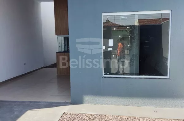 Linda casa, localizada em Três Lagoas M/S, no bairro Parque São Carlos, dez  minutos do centro da cidade! Com acabamento de qualidade, contendo os seguintes cômodos: 03(três) quartos, sendo uma suíte, 02 banheiros, 01 (uma) cozinha, 01 uma) sala TV. 1(uma