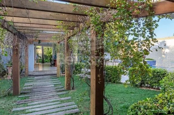 Belíssima casa de  alto padrão no Bairro Colinos.  