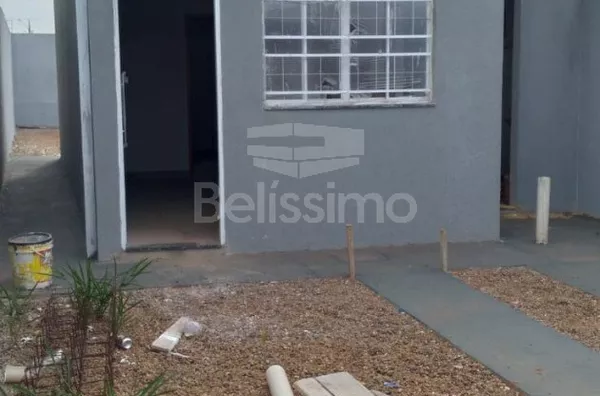 Casa com excelente localização. Casa de 2 quartos,  01(uma) sala de TV, 01 (uma) cozinha, (01) banheiro, 01 (uma) área de serviço coberta e garagem para 1 carro.