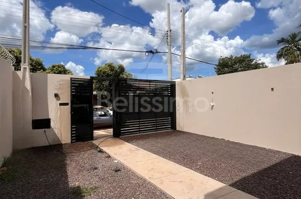 Casa com excelente localização. Casa de 2 quartos, 01(uma) sala de TV, 01 (uma) cozinha, (02) banheiros, 01 (uma) área de serviço coberta e garagem para 2 carros.