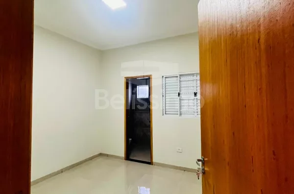  Casa com excelente localização 10 minutos do centro. Casa com 02 (dois) quartos, sendo 01 (um) suíte, 02 (dois) banheiros, 01 (uma) sala de estar, 01 (uma) cozinha, 01 (uma) lavanderia e com garagem