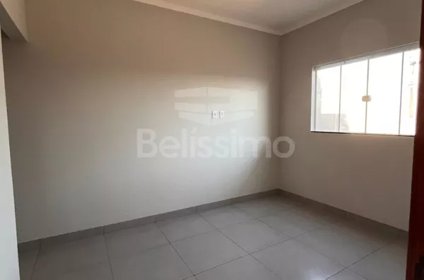 Linda casa no bairro Nova Três Lagoas, casa bem localizada. Casa contendo, 2 (Dois) Quartos, sendo 1 (Uma) suíte, 2 (Dois) Banheiros, Sala de TV, Cozinha, Lavanderia coberta e garagem para dois carros.