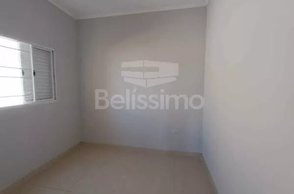 Casa com excelente localização. Casa de 2 quartos,  01(uma) sala de TV, 01 (uma) cozinha, (01) banheiro, 01 (uma) área de serviço coberta e garagem para 1 carro.
