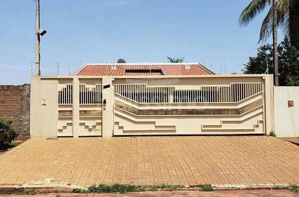 Casa com excelente localização 8 minutos do centro. Casa de 3 quartos, sendo 3 suíte,  todos quartos com armários planejados, 01(uma) sala de TV, 01(uma) sala de jantar, 01 (uma) cozinha, área gourmet com piscina, 01 (uma) área de serviço coberta