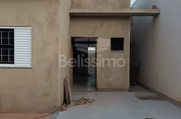 Casa com excelente localização 10 minutos do centro. Casa com 02 (dois) quartos, sendo os dois suíte, 02 (dois) banheiros e 1 (Um) Lavabo, 01 (uma) sala de estar, 01 (uma) cozinha, 01 (uma) lavanderia e com garagem para 2 carro. 