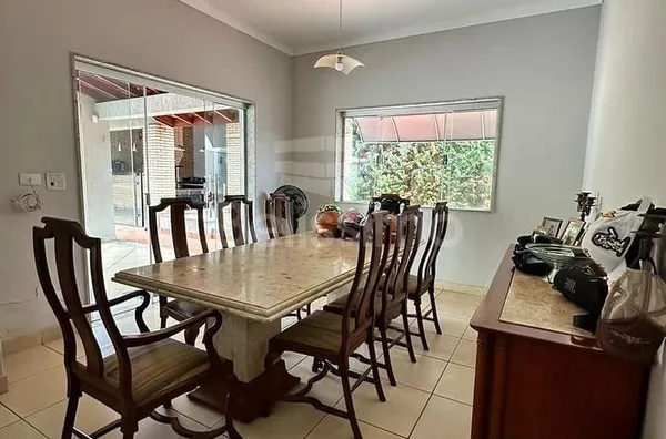 Linda Casa em um dos bairros mais nobres  de Três Lagoas. Casa de 3 quartos, sendo 3 suítes, duas com armários planejados, Hall, Banheiro social, Lavabo, Jardim de inverno, 01(uma) sala de estar e sala de jantar, 01 (uma) cozinha com armários planejados, 