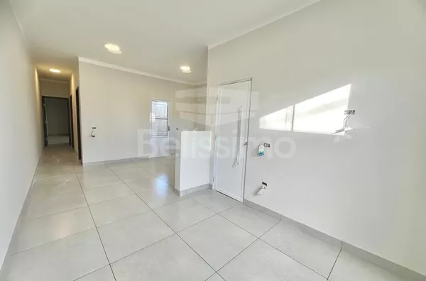 Ótima oportunidade no Loteamento Santa Helena. Casa de 2 quartos, sendo 1 suíte, 01(uma) sala, 01 (uma) cozinha, 01 (uma) área de serviço e 02 (dois) banheiros e garagem para 2 carros.