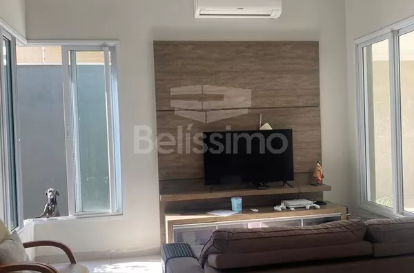 Casa bem localizada, no bairro Vila Nova. Casa contendo 03 (três) quartos, sendo 01 com closet, escritório, portão automático, cozinha, cerca elétrica, placa de energia solar, área gourmet e garagem para 2 carros.