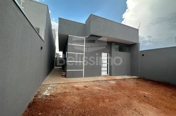 Casa com excelente localização 10 minutos do centro. Casa com 03(Três) quartos, sendo 1 suíte, 01(uma) sala de TV, 01(uma) cozinha com planejados, 02(dois) banheiros, 01(uma) área de serviço coberta, garagem para 2 carro.   Área Construída: 65m²  Área Tot